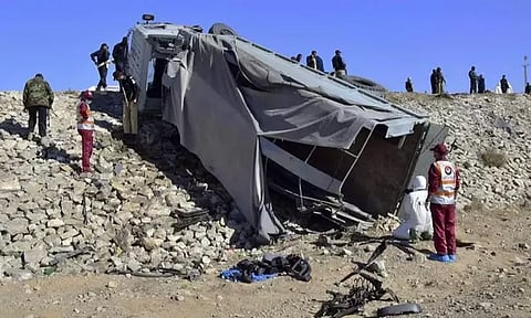 பாகிஸ்தானில் போலீஸ் வாகனம் மீது தற்கொலைப்படை தாக்குதல் - 4 பேர் பலி