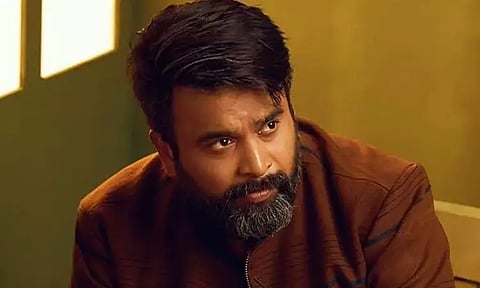 வித்தியாசமான தோற்றத்தில் சசிகுமார்