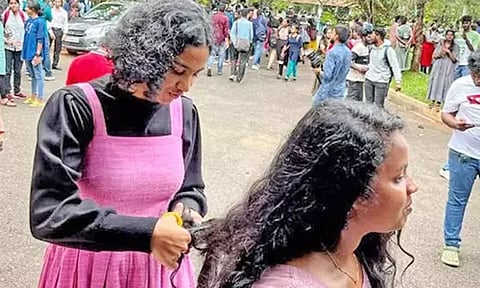 கேரளாவில் கல்லூரி மாணவிகள் முடிகளை வெட்டி நூதன போராட்டம்