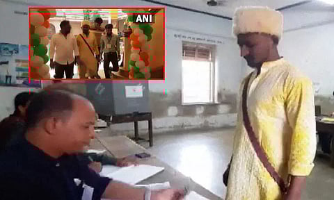 குஜராத் தேர்தல்; ஓட்டு போடுவதற்காக திருமண நேரம் மாற்றம்... மணமகனின் அதீத ஆர்வம்