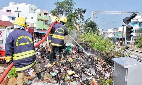 திருத்தணி ரெயில் தண்டவாளம் அருகே குப்பைக்கு மர்ம நபர்கள் தீ வைப்பு - பெரும் விபத்து தவிர்ப்பு