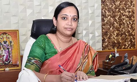 ஊராட்சிகள் சட்ட விதிகளை மீறியதாக கூறி ஊத்துக்காடு ஊராட்சி மன்ற தலைவரின் அதிகாரம் பறிப்பு - காஞ்சீபுரம் மாவட்ட கலெக்டர் நடவடிக்கை