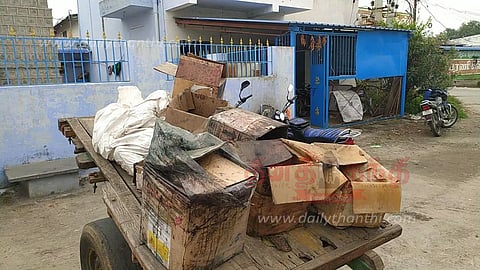 பள்ளிபாளையம் காவிரி ஆற்றில் கொட்டுவதற்காக காலாவதியான சாய பவுடர் ஏற்றி வந்த வண்டி சிறைபிடிப்பு