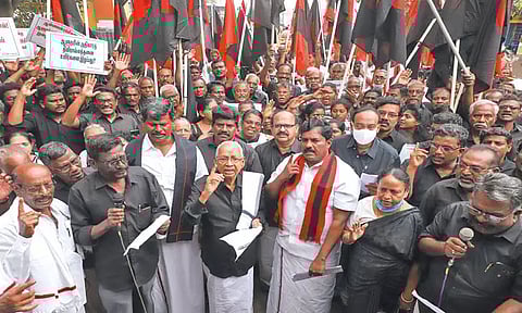 தமிழக மக்களின் நலன் காக்க கவர்னர் எந்த முயற்சியும் எடுக்கவில்லை - கி.வீரமணி