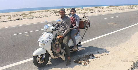 கர்நாடக மாநில இளைஞர் வளர்ப்பு நாய்களுடன் பயணம்