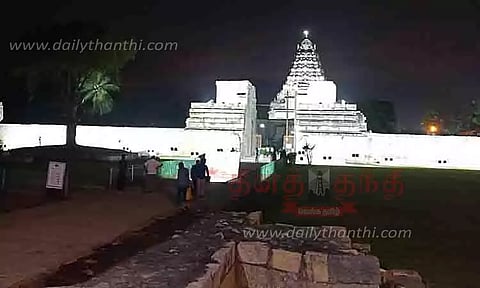 மின் விளக்கு அலங்காரத்தில் ஜொலித்த பிரகதீஸ்வரர் கோவில்