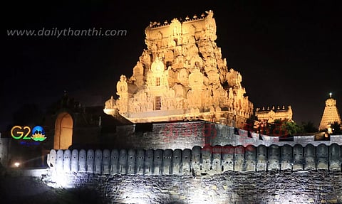 தஞ்சை பெரியகோவில் மின்னொளியில் ஜொலித்தது