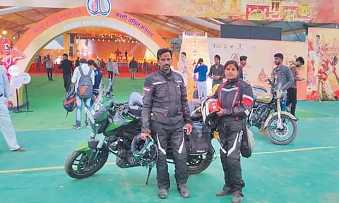 காசி தமிழ் சங்கமத்தில் பங்கேற்க 1,857 கி.மீ. தூரம் மோட்டார் சைக்கிளில் சென்ற தமிழக தம்பதி