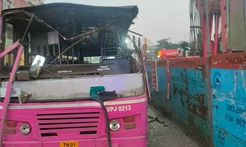 சென்னையில் மாநகர பஸ் மீது கிரேன் மோதியதால் பரபரப்பு...!