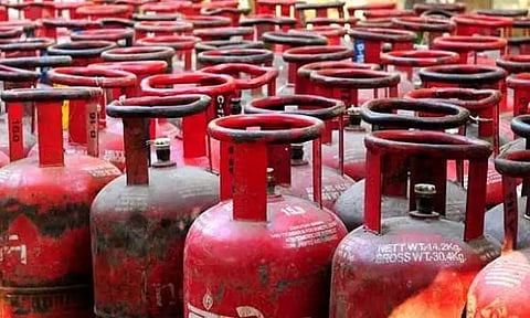 கியாஸ் சிலிண்டர் குடோன் அமைப்பது தொடர்பான சமாதான கூட்டத்தில் கூச்சல், குழப்பம்