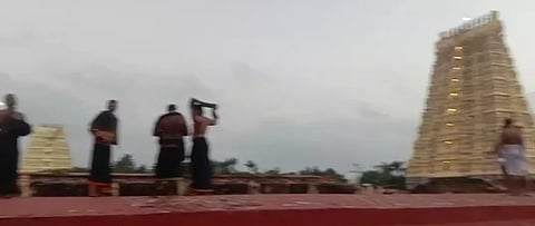 ராமேசுவரம் கோவில் மேல்தளத்திற்கு தடையை மீறி செல்லும் பக்தர்கள்