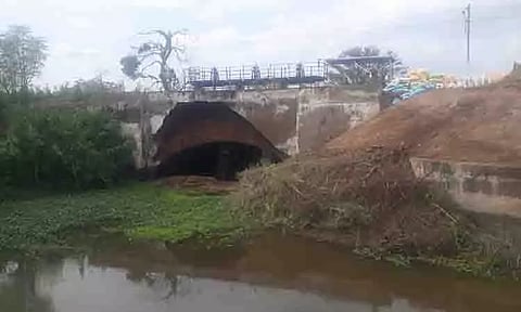 பழமைவாய்ந்த கும்பக்குழி பாலம் உடைந்தது