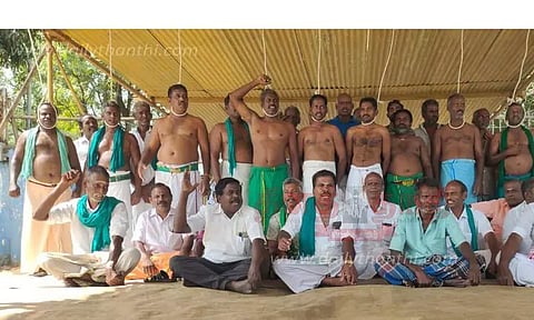 கழுத்தில் தூக்குகயிறு மாட்டி விவசாயிகள் நூதன போராட்டம்