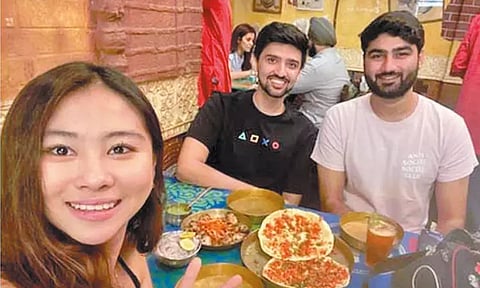 பாலியல் தொல்லை கொடுத்தவர்களிடம் இருந்து தன்னை 2 இளைஞர்கள் காப்பாற்றியதாக வெளிநாட்டு பெண் யூ-டியூபர் மகிழ்ச்சி