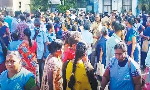ராஜீவ்காந்தி அரசு ஆஸ்பத்திரியில் ஒப்பந்த ஊழியர்கள் திடீர் போராட்டம்