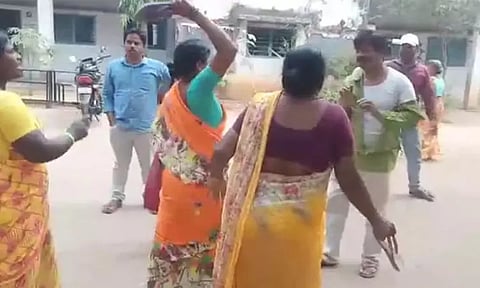 மாணவிகளிடம் தவறாக நடந்து கொண்ட ஆசிரியரை தாக்கிய பெற்றோர்கள்