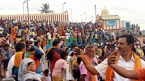 சுற்றுலா பயணிகள் கூட்டம் அலைமோதியது