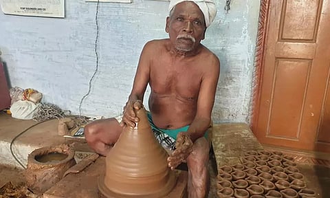 கார்த்திகை தீபத் திருவிழாவை முன்னிட்டு அகல்விளக்கு தயாரிப்பு மும்முரம்