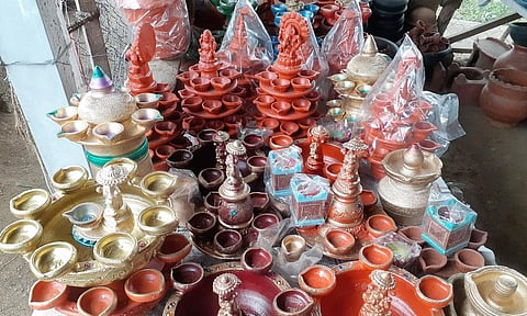 விற்பனைக்கு குவிந்துள்ள விதவிதமான அகல்விளக்குகள்