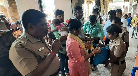 ராமேசுவரம் கோவிலில் பக்தர்கள் தீவிர சோதனைக்குபின் அனுமதி