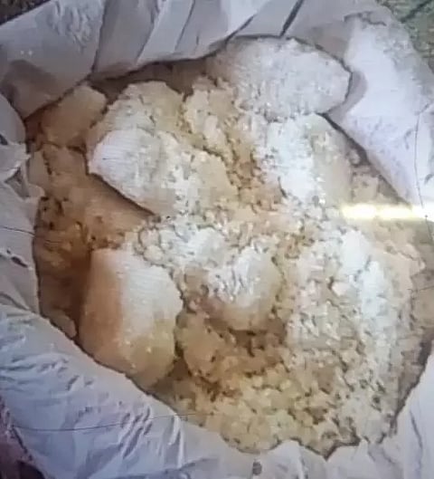 சேதமடைந்த நிலையில் உணவு பொருட்களின் மூட்டைகள்