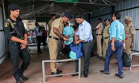 6-ந்தேதி பாபர் மசூதி இடிப்பு தினம் அனுசரிப்பு:தமிழகம் முழுவதும் 1 லட்சம் போலீசார் பாதுகாப்பு