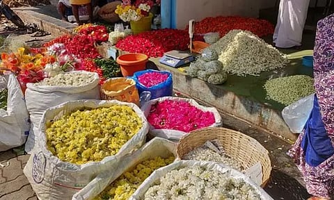 மதுரை மல்லிகைப்பூ விலை கிலோ ரூ.2,500 ஆக குறைவு - விறுவிறு விற்பனை