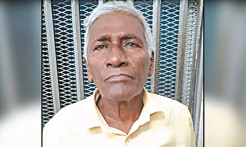 சாதி சான்றிதழ், வருமான சான்றிதழ் உள்ளிட்டவற்றை அரசு முத்திரையுடன் போலி சான்றிதழ் தயாரித்து மோசடி - முதியவர் உள்பட 2 பேர் கைது