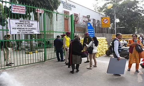 டெல்லி மாநகராட்சி தேர்தல்: வாக்கு பதிவு மந்தம்; 2 மணிவரை 30 சதவீதம் வாக்குகள் பதிவு