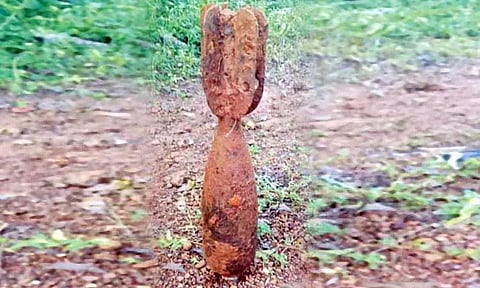 மாளந்தூர் கிராமத்தில் புதைந்து கிடந்த ராக்கெட் லாஞ்சர் கண்டெடுப்பு