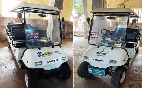 காட்சிப்பொருளான பேட்டரி கார்கள்