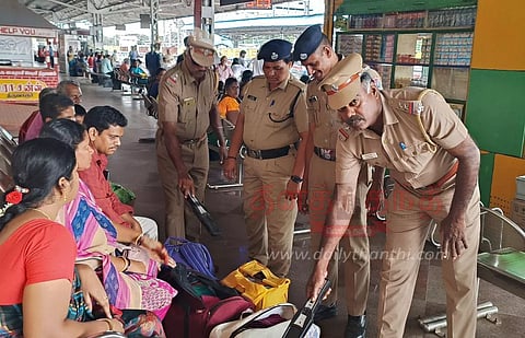 திருவாரூர் ரெயில் நிலையத்தில் போலீசார் தீவிர சோதனை