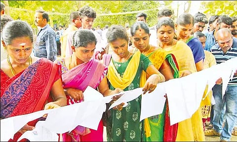 தமிழகம் முழுவதும் கிராம உதவியாளர் எழுத்துதேர்வு