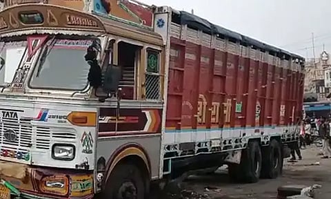 மத்தியபிரதேசத்தில் கோர விபத்து; பஸ்சுக்காக காத்திருந்தவர்கள் மீது லாரி மோதி 6 பேர் உயிரிழப்பு