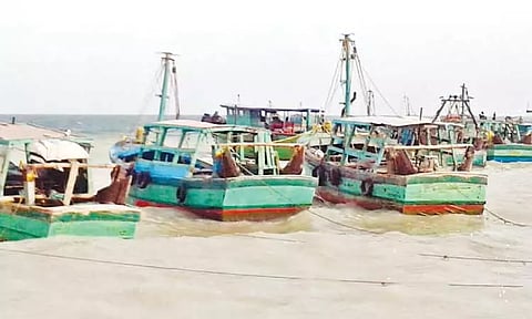 சூறாவளி காற்று வீசும்: மீனவர்கள் நாளை முதல் கடலுக்கு செல்ல வேண்டாம்... அரசு எச்சரிக்கை