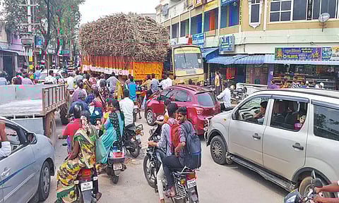 திருத்தணி சாலையில் கடும் போக்குவரத்து நெரிசல்; கரும்பு ஏற்றி வரும் லாரிகளை ஒழுங்குபடுத்த கோரிக்கை