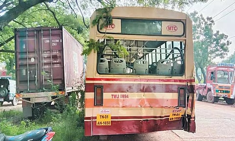 திருவொற்றியூர் அருகே மாநகர பஸ் மீது கன்டெய்னர் லாரி மோதியது; 2 பேர் காயம்