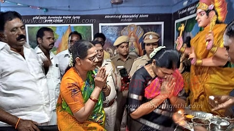 பூம்புகார் அருகே வானகிரி ரேணுகாதேவி கோவிலில் துர்கா ஸ்டாலின் வழிபாடு
