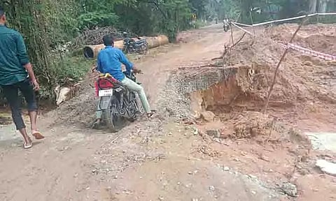 மழையால் சேதமடைந்த ஓடைப்பாலம்