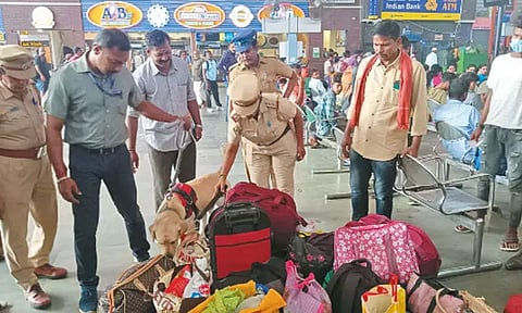 பாபர் மசூதி இடிப்பு தினம் ரெயில் நிலையங்களில் பாதுகாப்பு அதிகரிப்பு