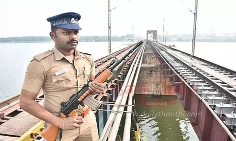 பாபர் மசூதி இடிப்பு தினத்தையொட்டி ஈரோடு காவிரி ரெயில்வே பாலத்தில் துப்பாக்கி ஏந்திய போலீஸ் பாதுகாப்பு