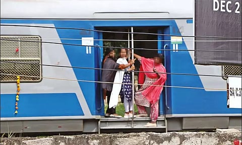 "கரணம் தப்பினால் மரணம்" ஓடும் ரெயிலில் படிக்கட்டில் நின்று 'செல்பி' எடுத்த கல்லூரி மாணவிகள்