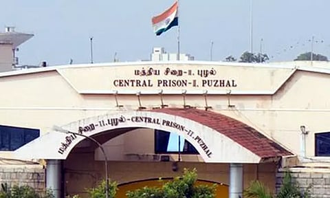 புழல் பெண்கள் சிறையில் வெளிநாட்டு பெண் கைதிகள் மோதல் - தகராறை விலக்க சென்ற வார்டனுக்கு அடி-உதை