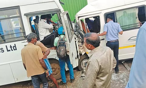 பூந்தமல்லி அருகே ஊழியர்களை ஏற்றிச்சென்ற 2 வேன்கள் நேருக்கு நேர் மோதல் - 10 பேர் காயம்