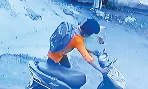 இருசக்கர வாகனங்களை திருடிய மர்மநபர் - கண்காணிப்பு கேமரா காட்சிகளை வைத்து தேடுதல்