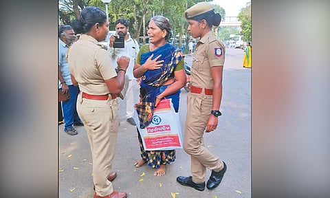 கணவன் மீது நடவடிக்கை எடுக்க கோரி கலெக்டர் அலுவலக வளாகத்தில் பெண் தீக்குளிக்க முயற்சி