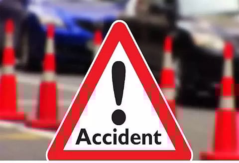 மகன் ஓட்டிய கார் மோதி மோட்டார் சைக்கிளில் சென்ற வியாபாரி சாவு