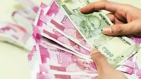 கேட்பாரற்று சாலையோரம் கிடந்த ரூ.10 லட்சத்தால் பரபரப்பு