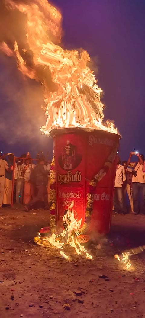 கார்த்திகை தீபத்திருவிழாவை முன்னிட்டு பெருமுக்கல் முக்தியாஜல ஈஸ்வரன் கோவிலில் மகா தீபம் ஏற்றப்பட்டது திரளான பக்தர்கள் சாமி தரிசனம்