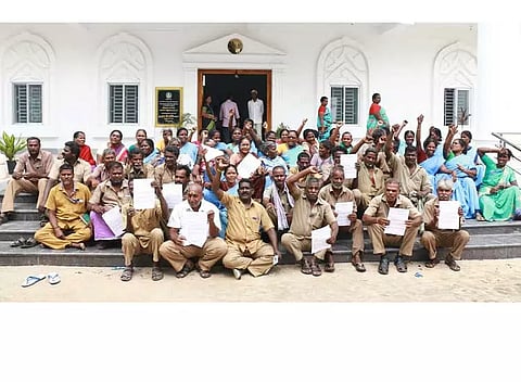 மாற்றுப்பணிக்கு செல்ல எதிர்ப்பு தெரிவித்து நகராட்சி அலுவலகத்தை தூய்மைப்பணியாளர்கள் முற்றுகை விழுப்புரத்தில் பரபரப்பு